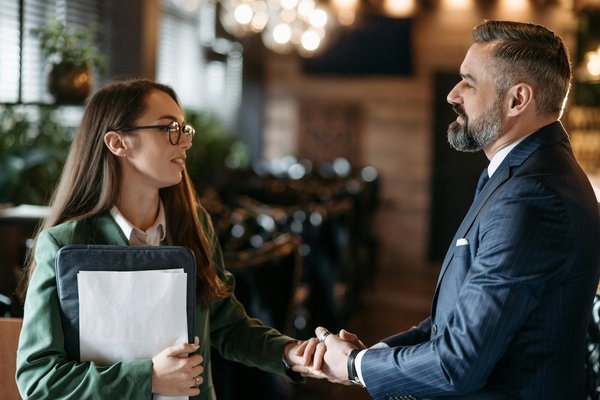 Hoe Selecteer je Efficiënt Bedrijfsuitrusting in 2026?